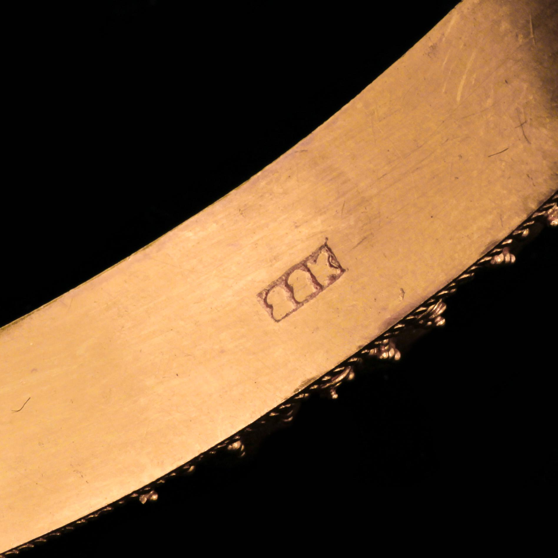 ARMBAND, 22k guld med flertal trumlade ädelstenar, bla. rubiner och smaragder. Vikt 26,9 g.