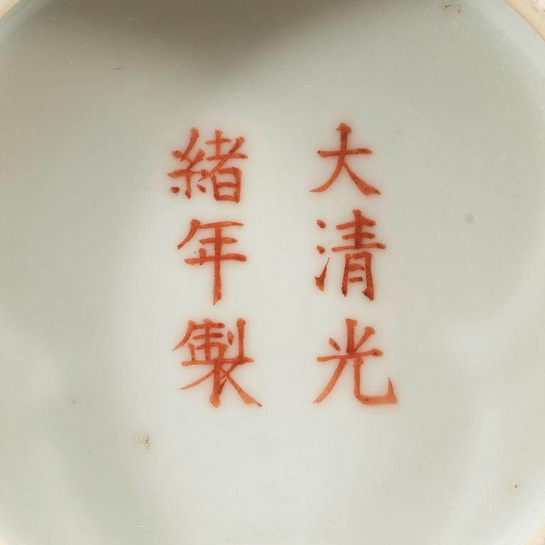 SKÅl, porslin. Qingdynastin, Guangxu sex karaktärers märke och period (1875-1908).