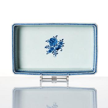 A blue and white tray, Qing dynasty, circa 1800.