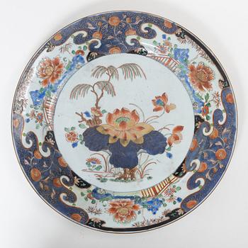 A large Chinese imari dish, Qing dynasty, Kangxi (1662-1722).