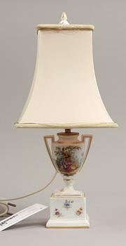 BORDSLAMPA, 1900-tal, porslin.