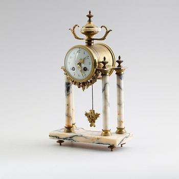 BORDSPENDYL, mässing och marmor, gustaviansk stil, 1900-talets första hälft.