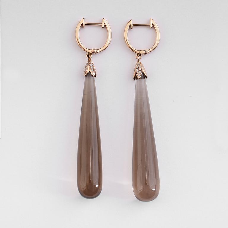 ÖRHÄNGEN, 1 par, 18K roséguld, rökkvarts tot ca 37.39 ct, briljantslipade diamanter tot ca 0.11 ct. Vikt ca 10 g.