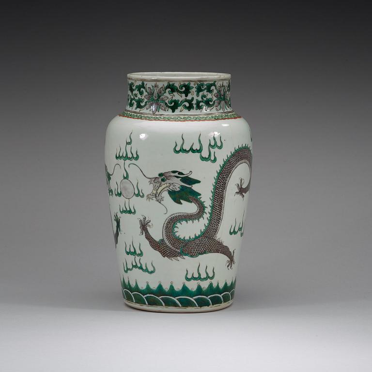 A dragon vase, late Qing dynasty, 19th Century.