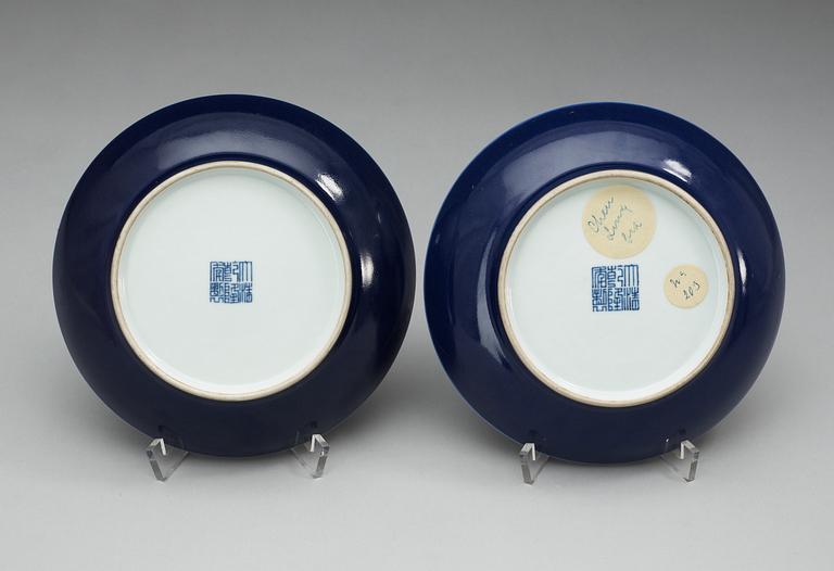 SKÅLFAT, ett par, porslin. Qing dynasty med Qianlongs sigillmärke.