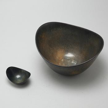 Two 1950s bowls, models "ARO" & "AXK", designed by Gunnar Nylund for Rörstrand.