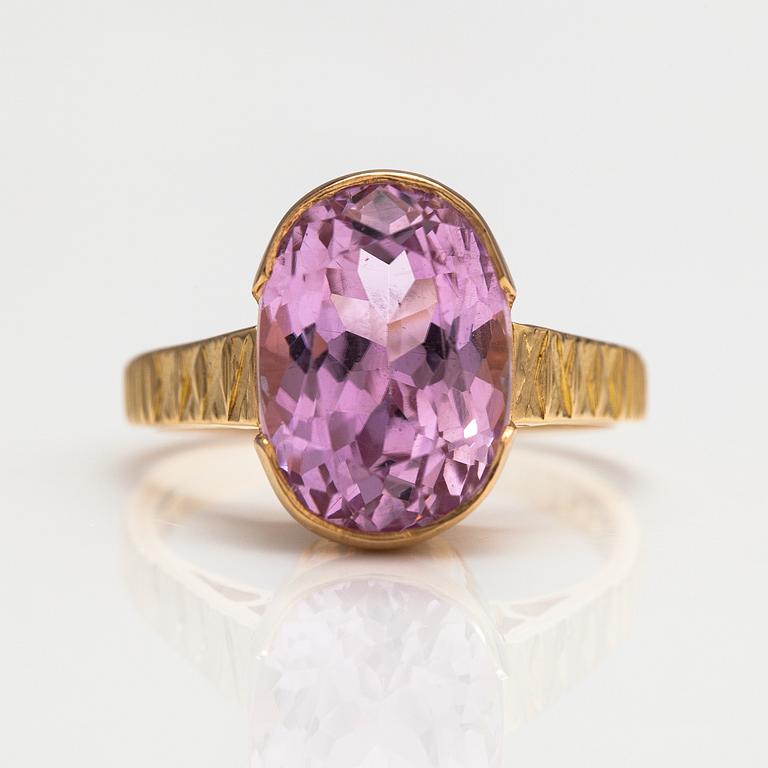 Ring, 18K guld och kunzit. Finska importstämplar 1970.