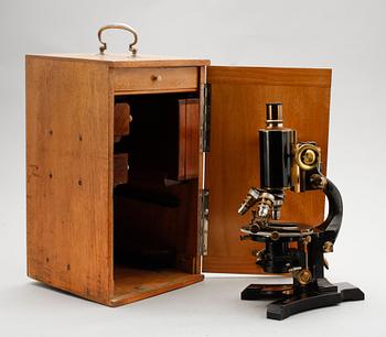 MIKROSKOP, 1900-talets första hälft, Seibert in Wetzlar 14949. Samt manometer Alfred Barber & Co Hamburg.