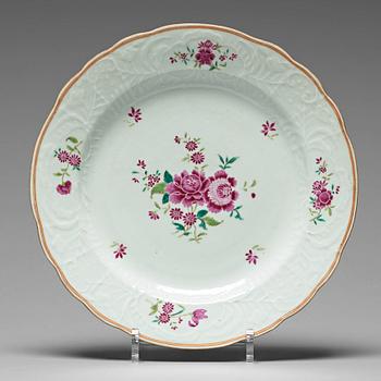 831. A famille rose dish, Qing dynasty, Qianlong (1736-95).