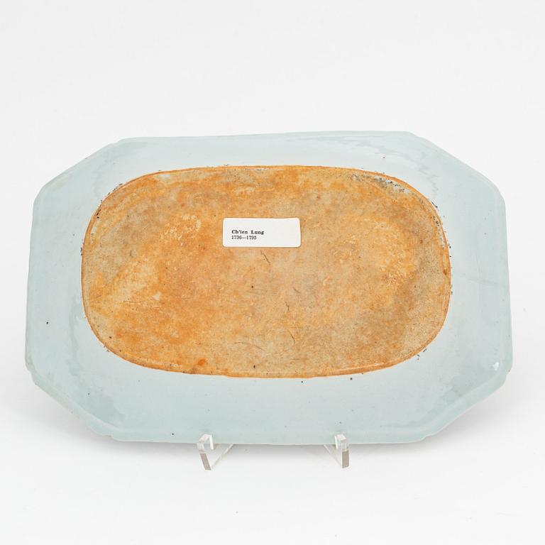 A Chinese porcelain serving dish, Qing dynasty, Qianlong (1736-1795).