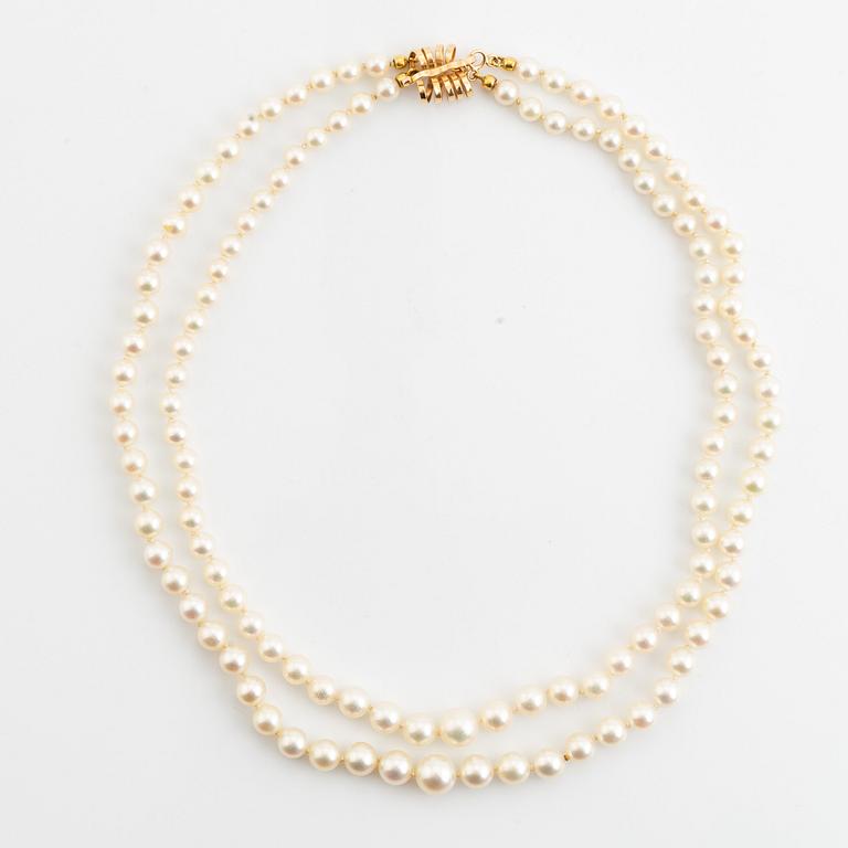18K gold and cultured pearl necklace.