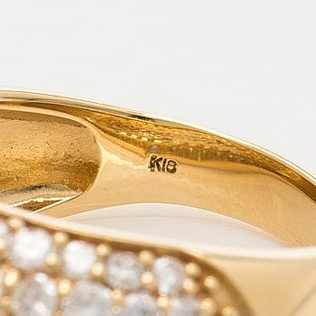 Sormus, 18K kultaa ja briljanttihiottuja timantteja.