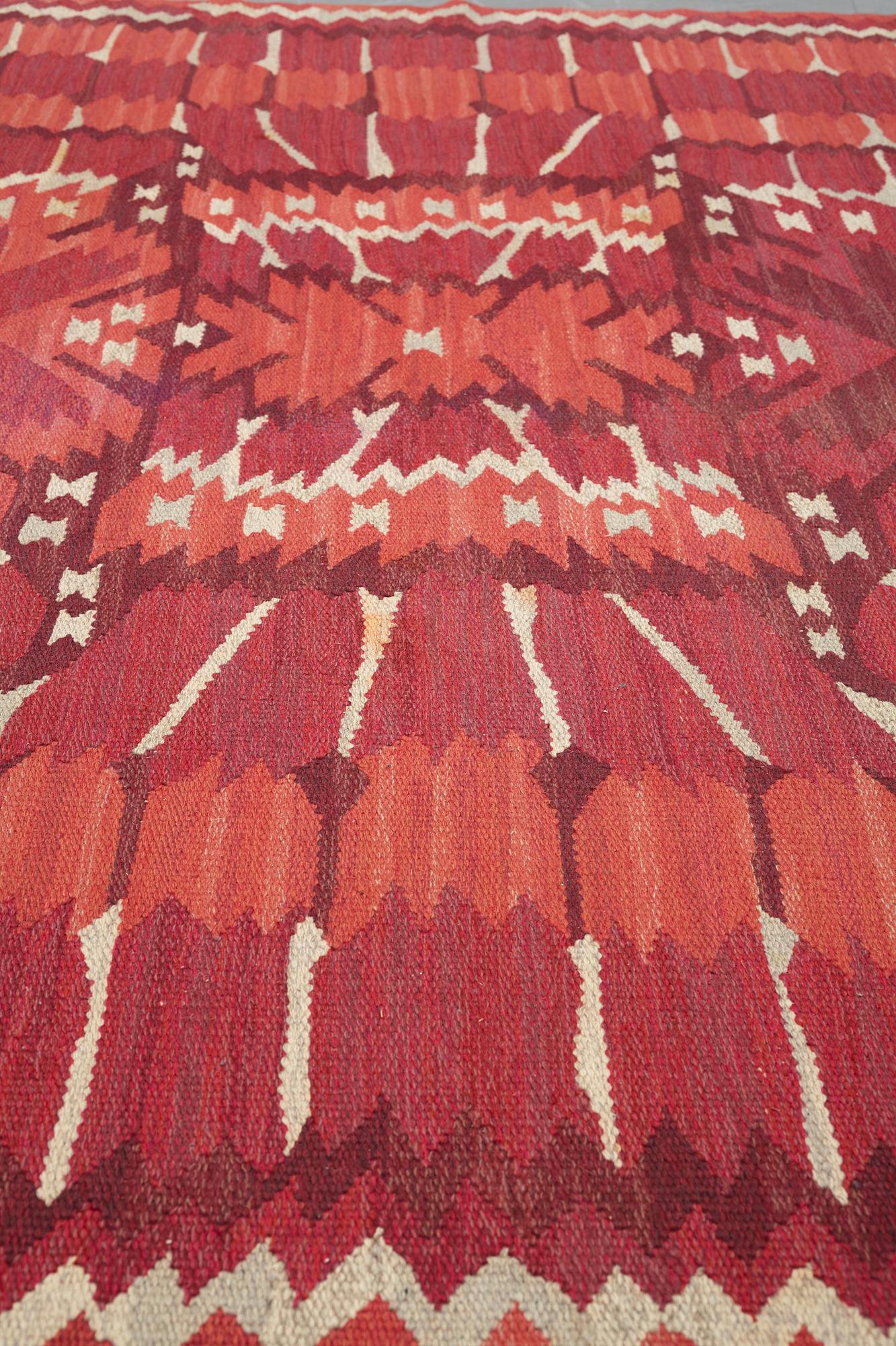 Barbro Nilsson, matto, "Strålblomman, röd", flat weave, ca 313,5-316 x 201,5-204,5 cm, signed AB MMF BN.