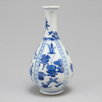 A blue and white bottle vase, Qing dynasty, Kangxi (1662-1722).