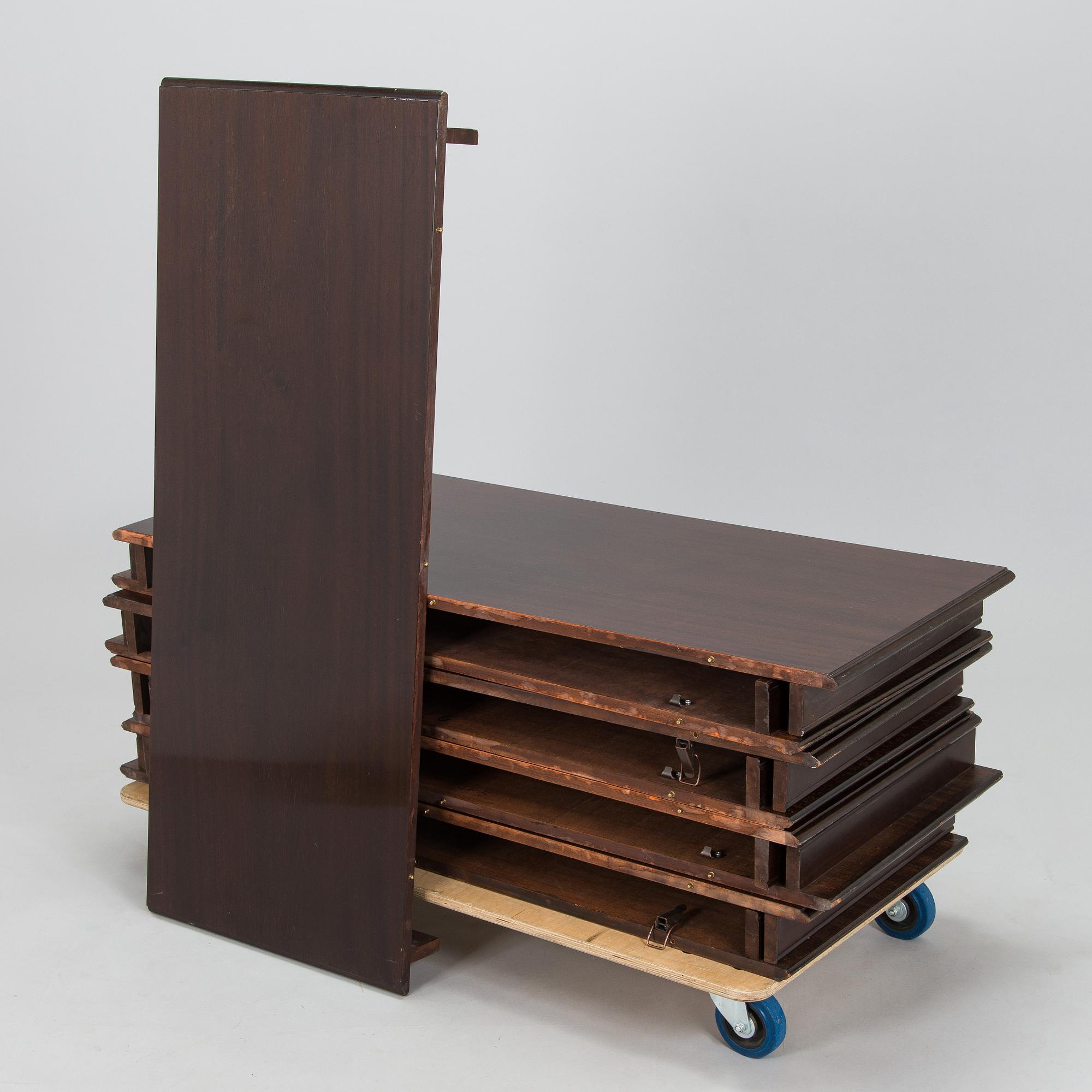 A dining table, Hepplewhite style, later half of the 20th century.