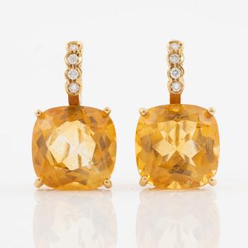 Örhängen, ett par 18K guld med citriner och briljantslipade diamanter.