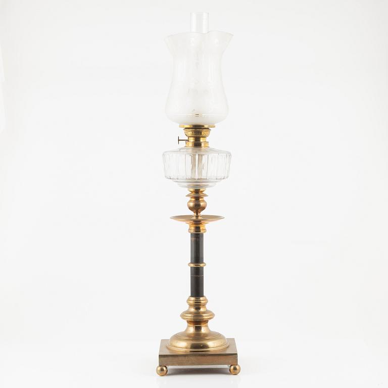 Bordsfotogenlampa, Skultuna, omkring 1900.