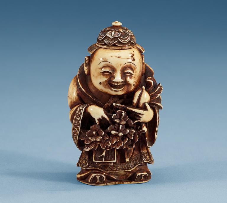 A fine ivory figural snuff bottle with cover, Qing dynasty, 19th century, with Qianlong four character seal mark.