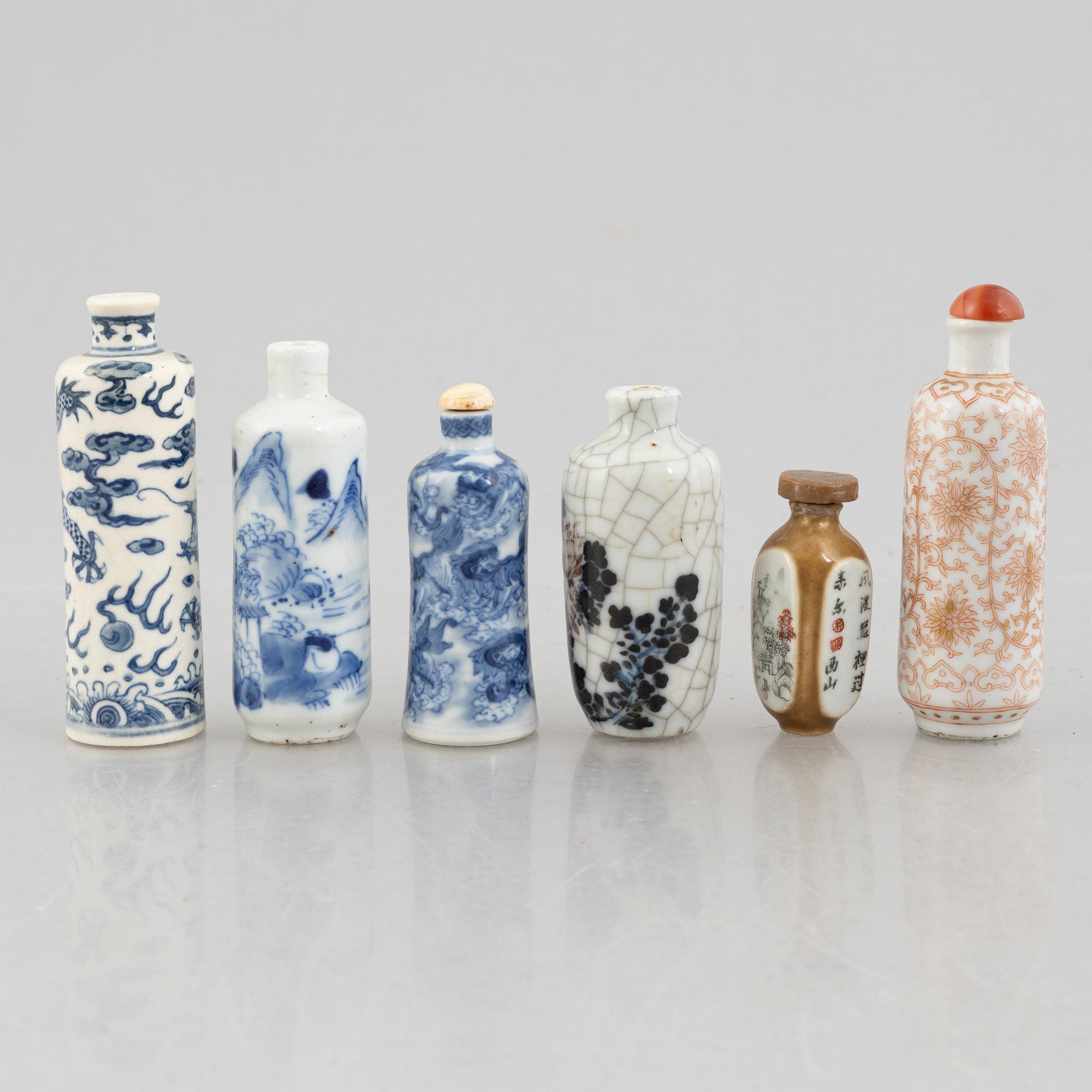Eleven Chinese porcelain snuff bottles, 19th-20th century.