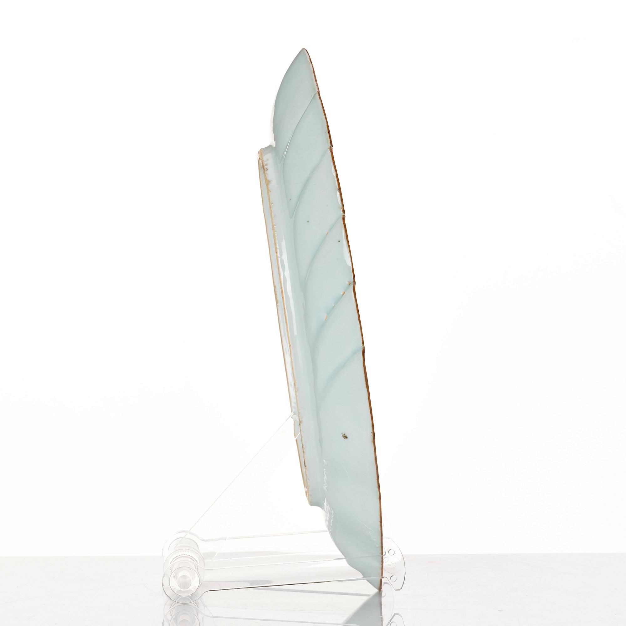 A Chinese blue and white leaf shaped dish, Qing dynasty, Qianlong (1736-1795).