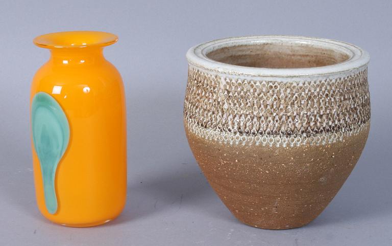 VAS, glas, sign Sigurd Persson samt SKÅL, lergods, sign Else Adrian.