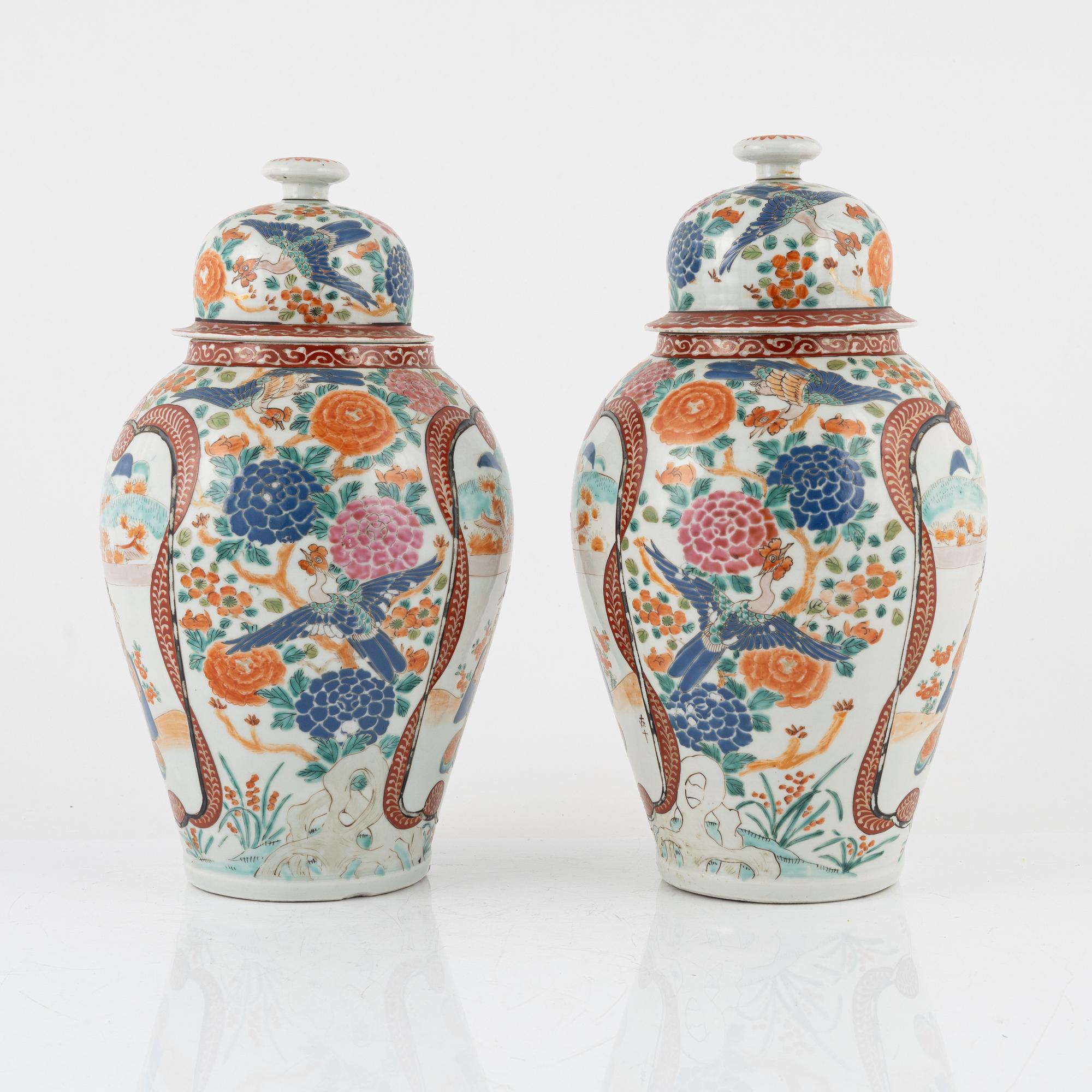A pair of lidded porcelain urns, Japan, early 20th century.