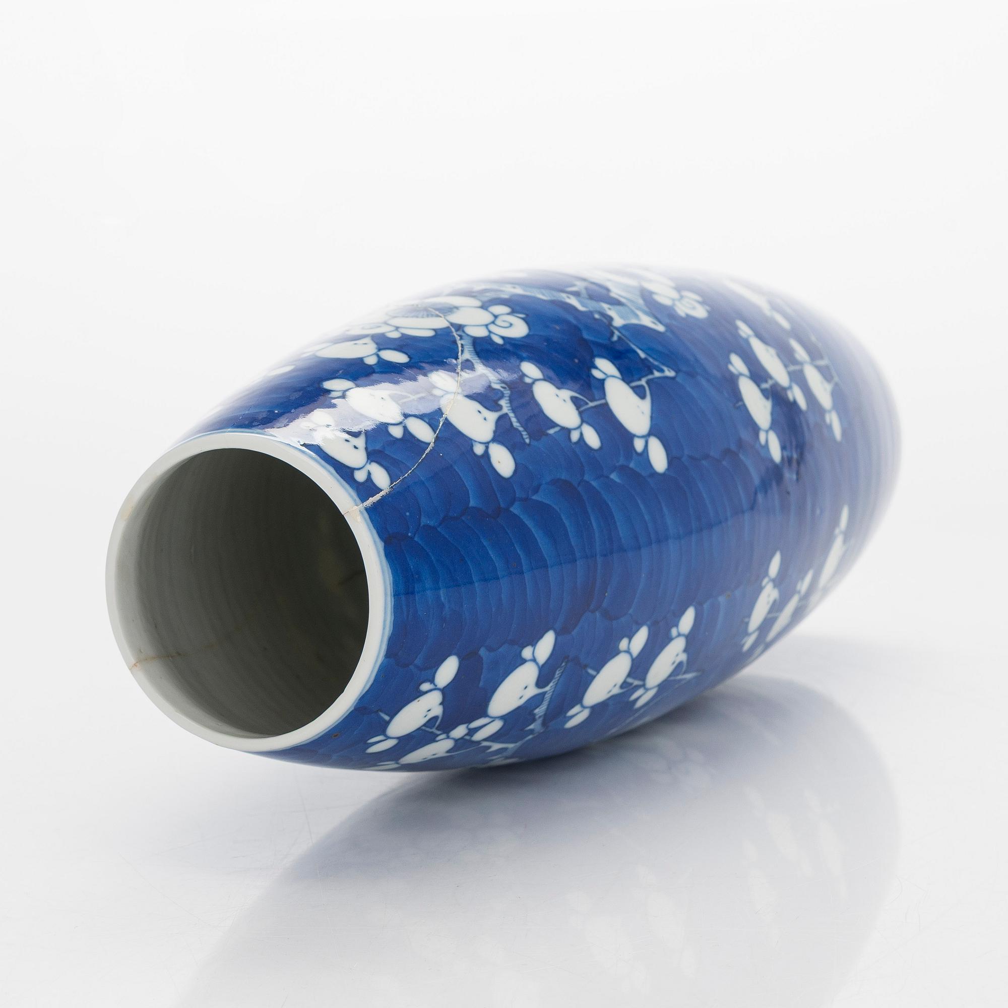 Two blue and white dishes and a vase, China, 18th/20th century.