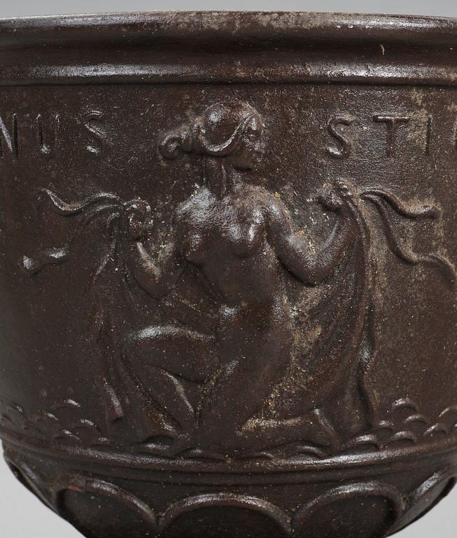 IVAR JOHNSSON, trädgårdsurna "Venus", Näfveqvarns Bruk.