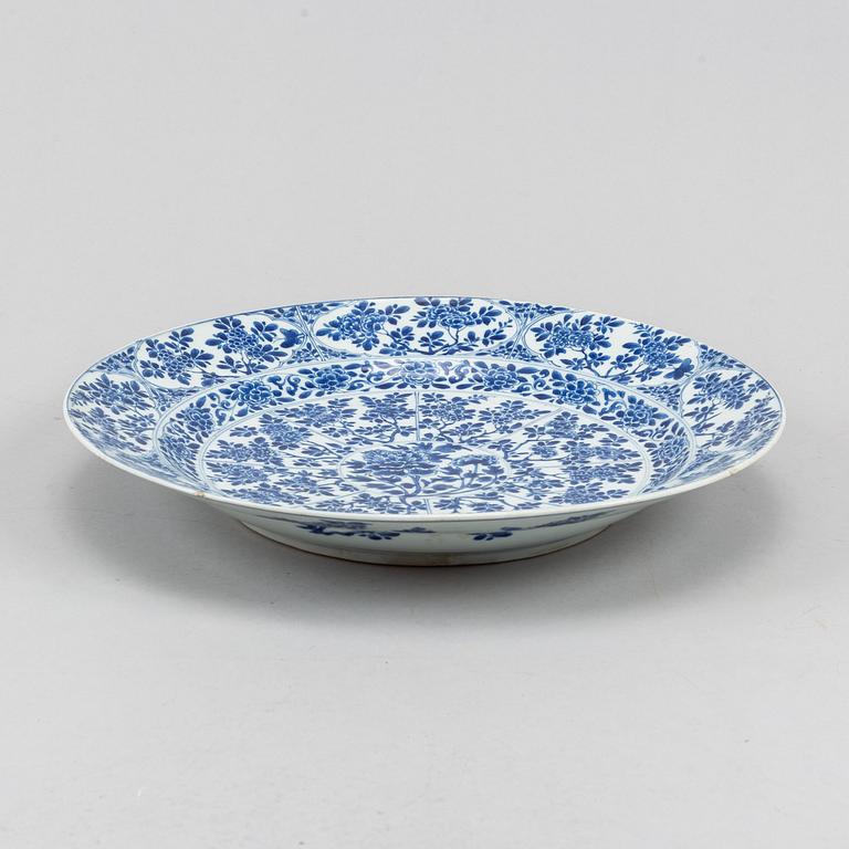 A blue and white serving dish, Qing dynasty, Kangxi (1662-1722).