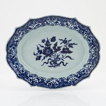 A blue and white tureen stand, Qing dynasty, Qianlong (1736-95).