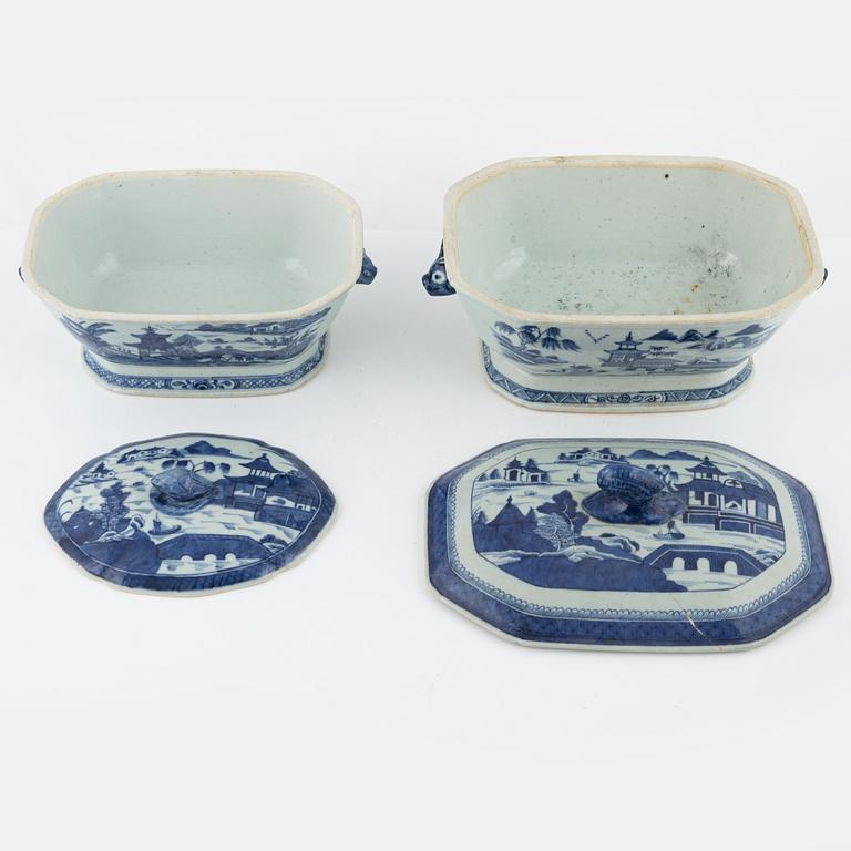 A set of four Chinese porcelain pieces, Qing dynasty, 18th-19th century.