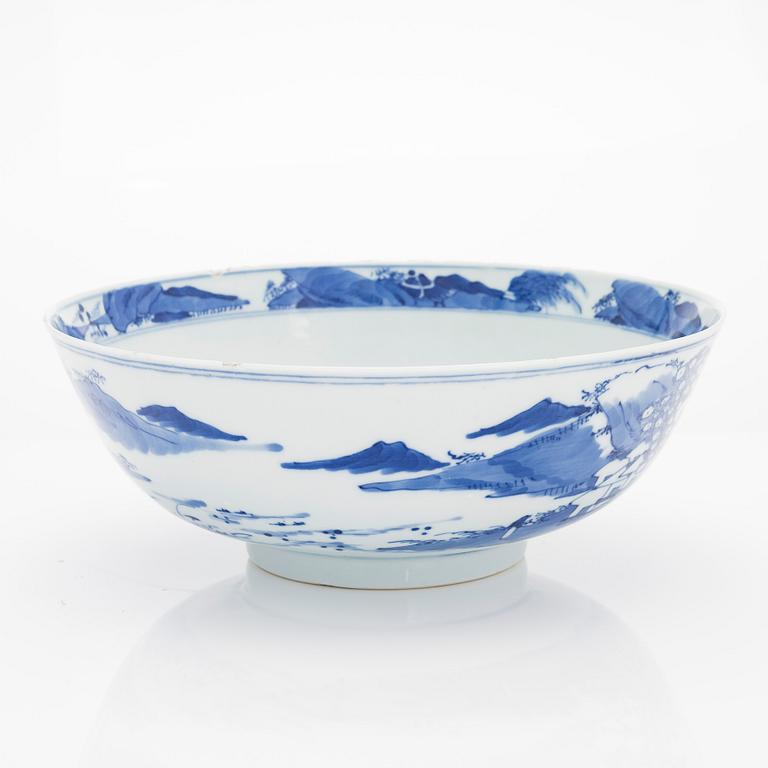 A blue and white bowl, Qing dynasty, 19th Century China.