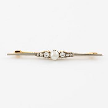 Brooch 18K gold with a pearl and old-cut diamonds.