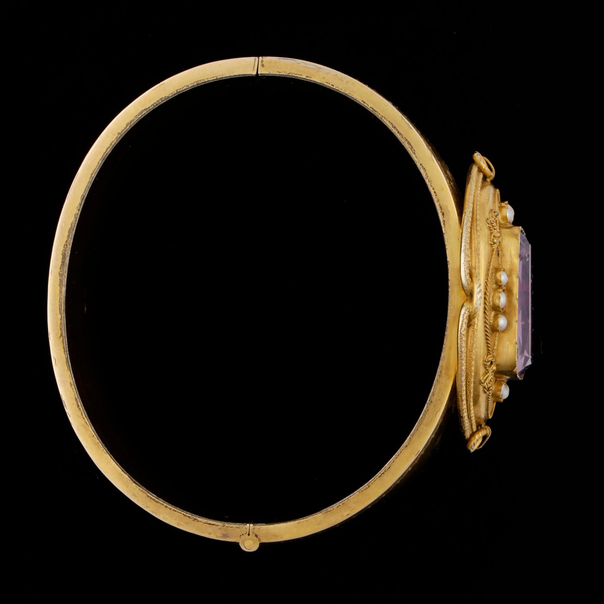 ARMRING, 14k guld med ametist ca 19 x 16 och små pärlor. Europa, 1800-tal. Vikt 37,8g.