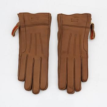 Gucci, a pair of tan leather gloves, size 6 1/2.