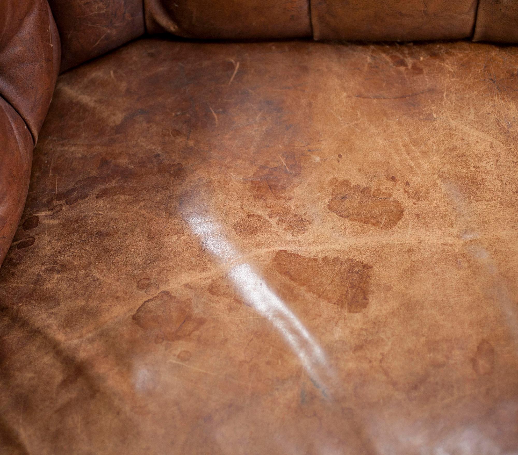 SOFFMÖBLEMANG 3 delar, skinn, 1900-talets början.