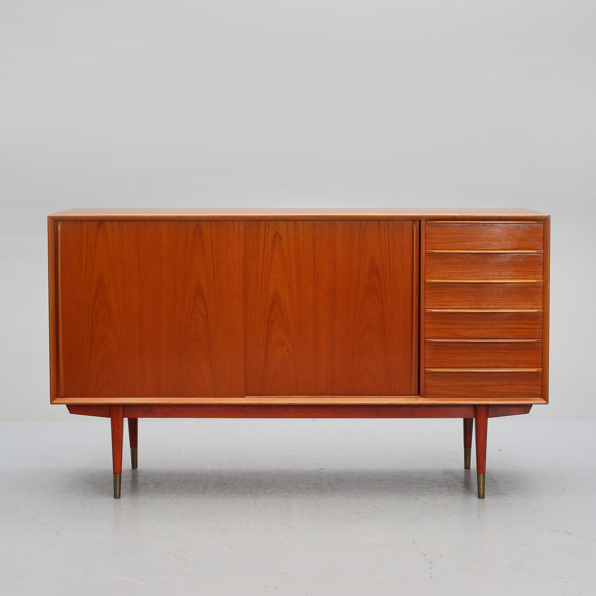 SIDEBOARD, 1900-talets mitt.