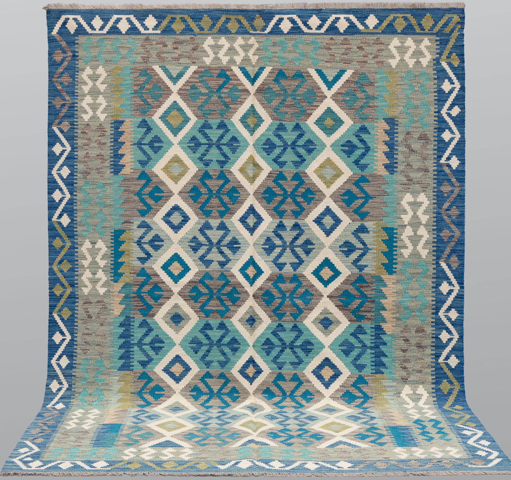 A Kilim rug, approx. 251 x 168 cm.