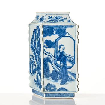 A blue and white vase, late Qing dynasty.