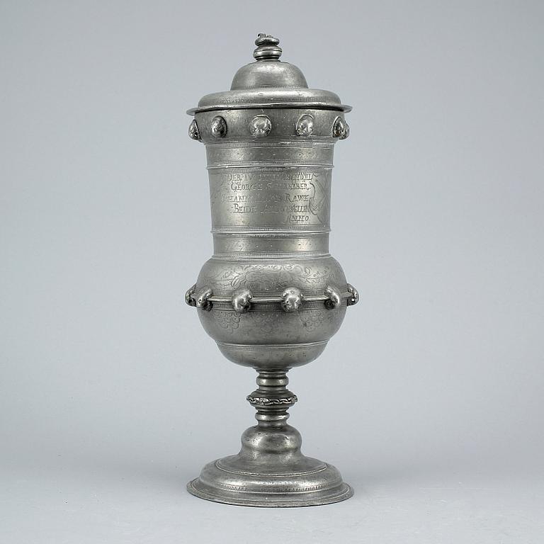 SKRÅPOKAL, tenn, Barock, otydliga stämplar, troligen Tyskland, bär datering 1670.