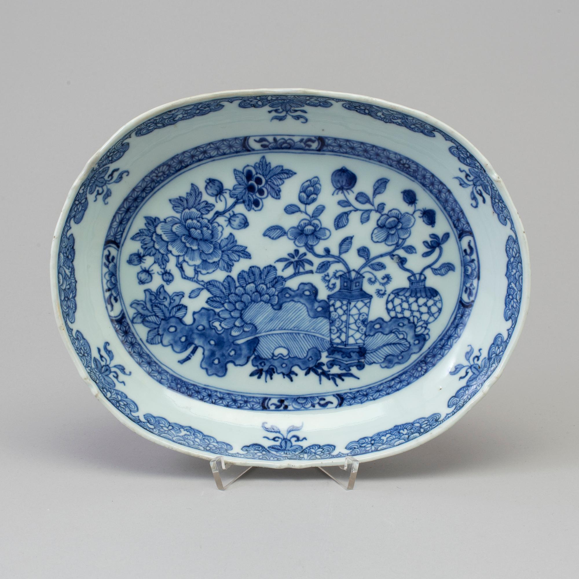 A blue and white export porcelain serving dish, Qing dynasty, Qianlong (1736-95).