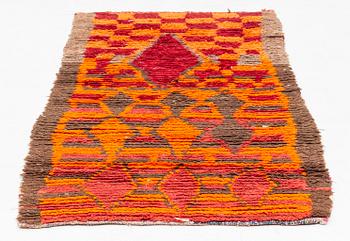 A  'checkboard' patternd Moroccan rug, ca 167 x 88 cm.