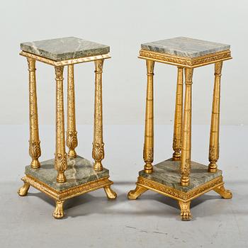 PIEDESTALER, 2 st snarlika, empirestil, 1900-talets andra hälft.