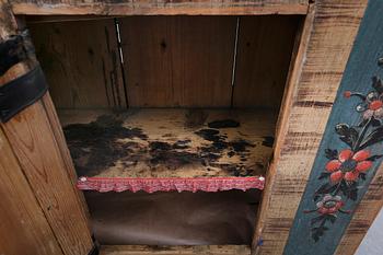 VÄGGSKÅP, allmoge omkring år 1800.