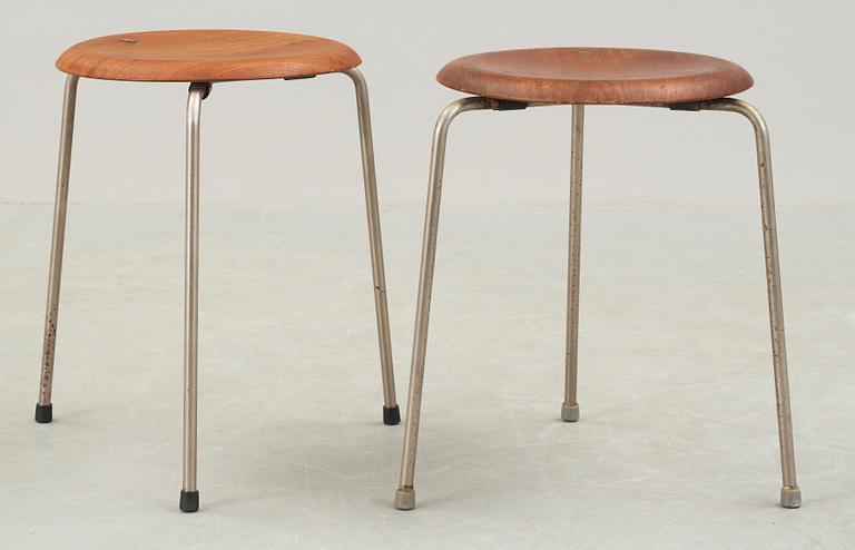 PALLAR, ett par, design Arne Jacobsen, för Fritz Hansen, Danmark. Tidig modell, brännstämplade undertill.