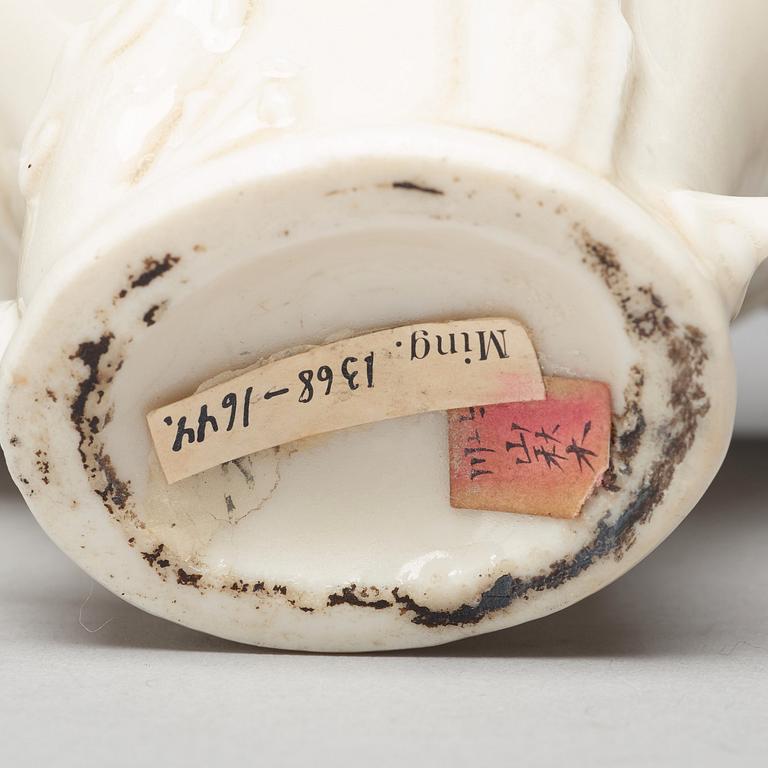 VINOFFERBÄGARE, blanc de chine. Kina, 1600-tal.