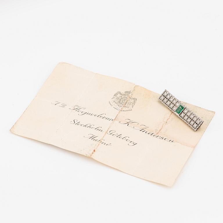 Brosch vitguld med smaragd och  diamanter.