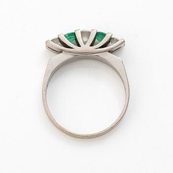 18K white gold ring set with round brilliant-cut diamonds and emeralds.