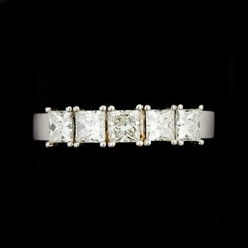 RING, 18k vitguld med 5 princesslipade diamanter tot ca1,18ct. Vikt 4,1g.