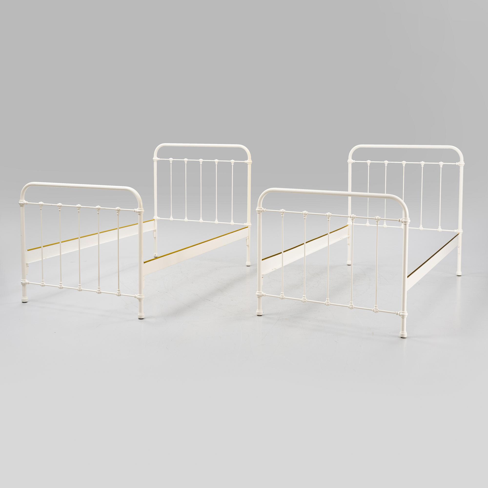 Sängramar och sängbord, ett par, 1900-talets andra hälft.